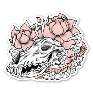 Pegatina de la calavera de un dóberman rodeada de flores rosas.