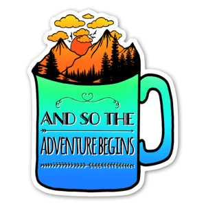 Pegatina de una taza de café con la frase "and so the adventure begins" ("y así empieza la aventura"). 