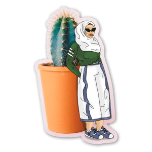 Pegatina de la foto de un cactus con una ilustración de una chica apoyada en él. Será cómodo?