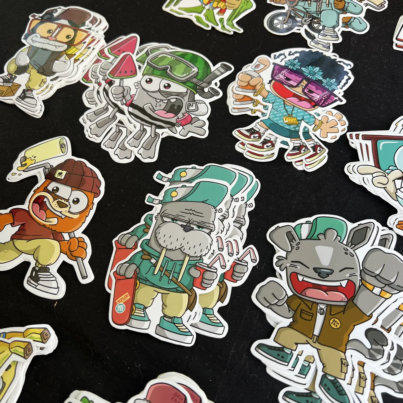 Pegatinas troqueladas de Brainfart x StickerApp con personajes de dibujos animados en ropa urbana, entre ellos una morsa con monopatín y un gato sonriente