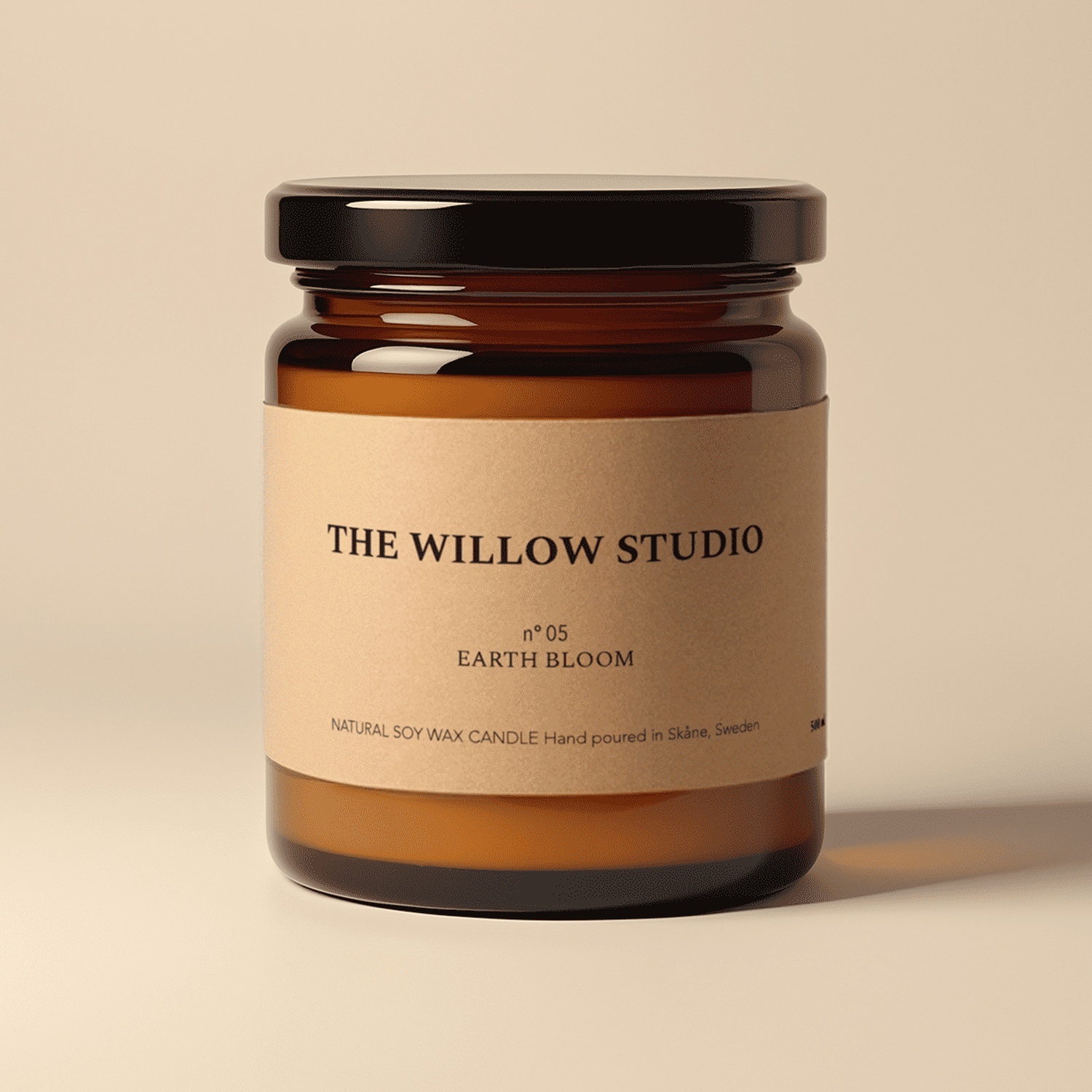 Tarro de vela de cristal ámbar con etiqueta de papel kraft para la vela natural de cera de soja Earth Bloom de The Willow Studio