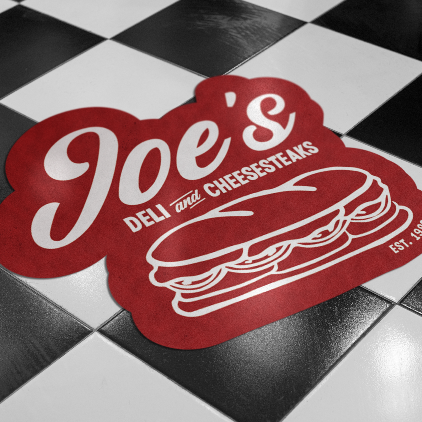 Calcomanía de suelo personalizada con logotipo como imagen de marca en el suelo de baldosas de una charcutería