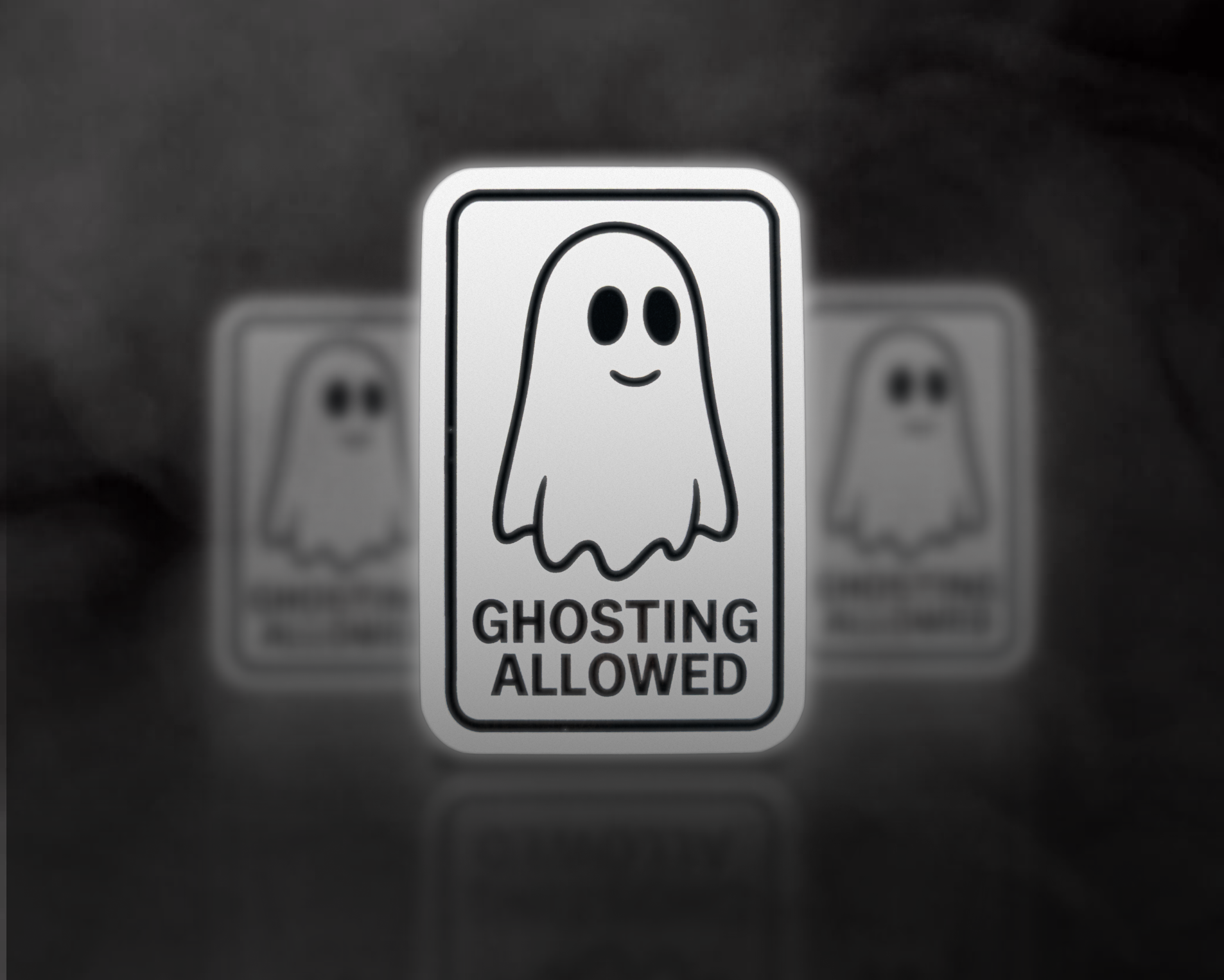 Ilustración de un fantasma sonriente con el texto "Ghosting Allowed" en un cartel blanco y negro sobre un fondo oscuro.