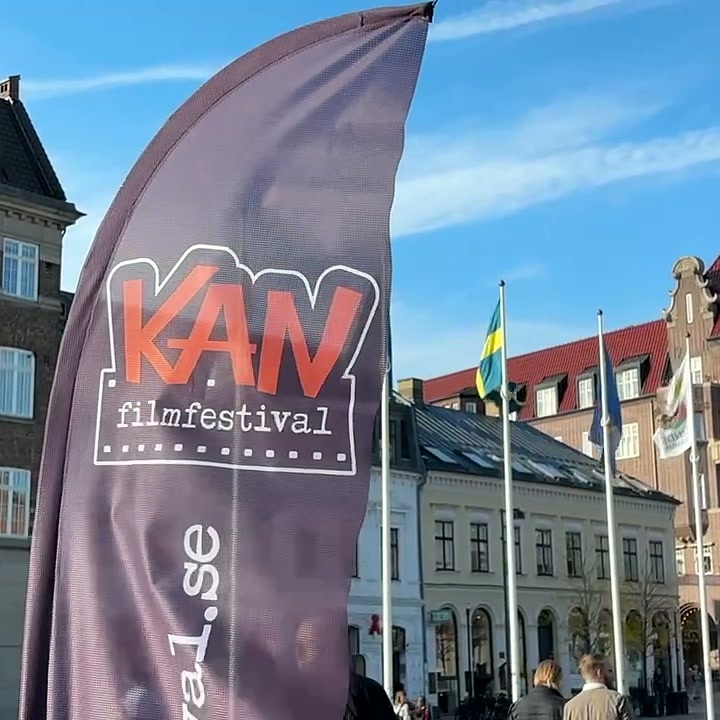 Banderola del KAN Film Festival frente a edificios históricos y banderas en una plaza de Lund