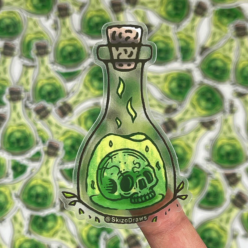 Pegatina troquelada transparente de una calavera flotando en una botella con elixir verde, sobre un fondo de pegatinas.